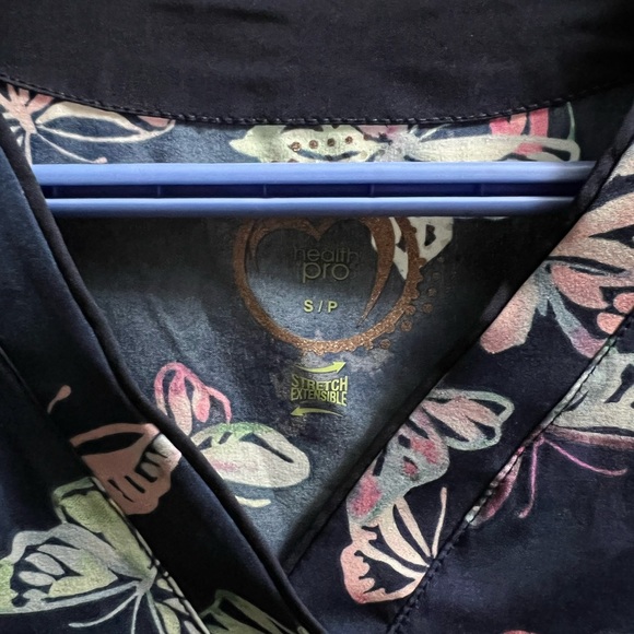 Women’s scrub top - Picture 2 of 2